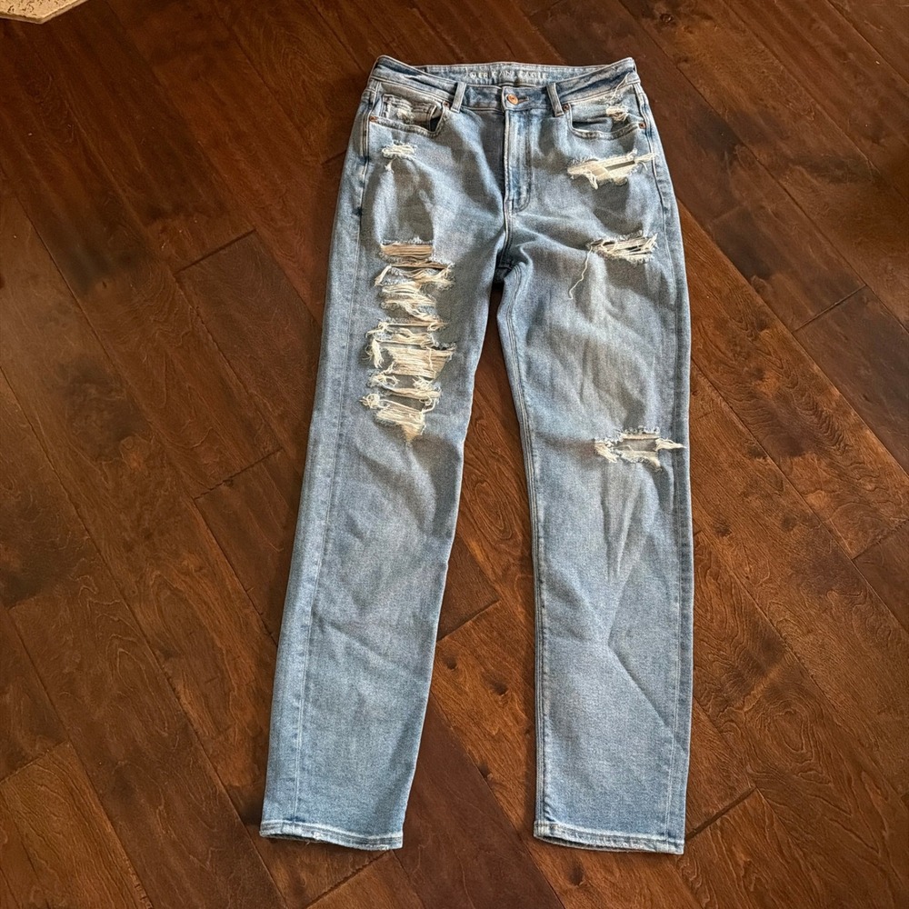 American Eagle Distressed Mom Jeans Light Wash High Rise Size 6 Long Stretch